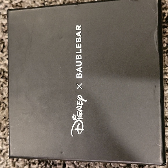 NIB Minnie Mouse earrings - Picture 3 of 4